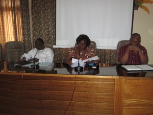 Une vue du Présidium du CGES De gauche à droite le DG de l’AEM, monsieur Saïdou KANAZOE, au milieu, la DREA du centre ouest Madame Julienne TIENDREBEOGO et à droite le DEIE monsieur NAKOHOUN Pascal